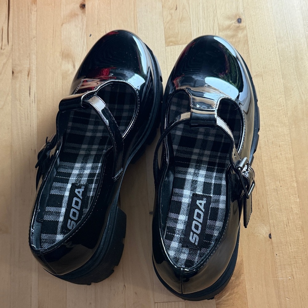 Stylish Black Women's Shoes - Picture 6 of 9